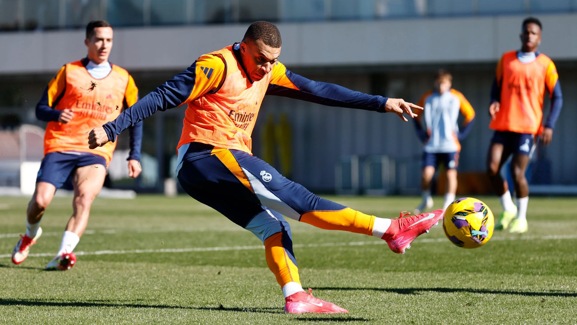 El líder de la Liga prepara el derbi