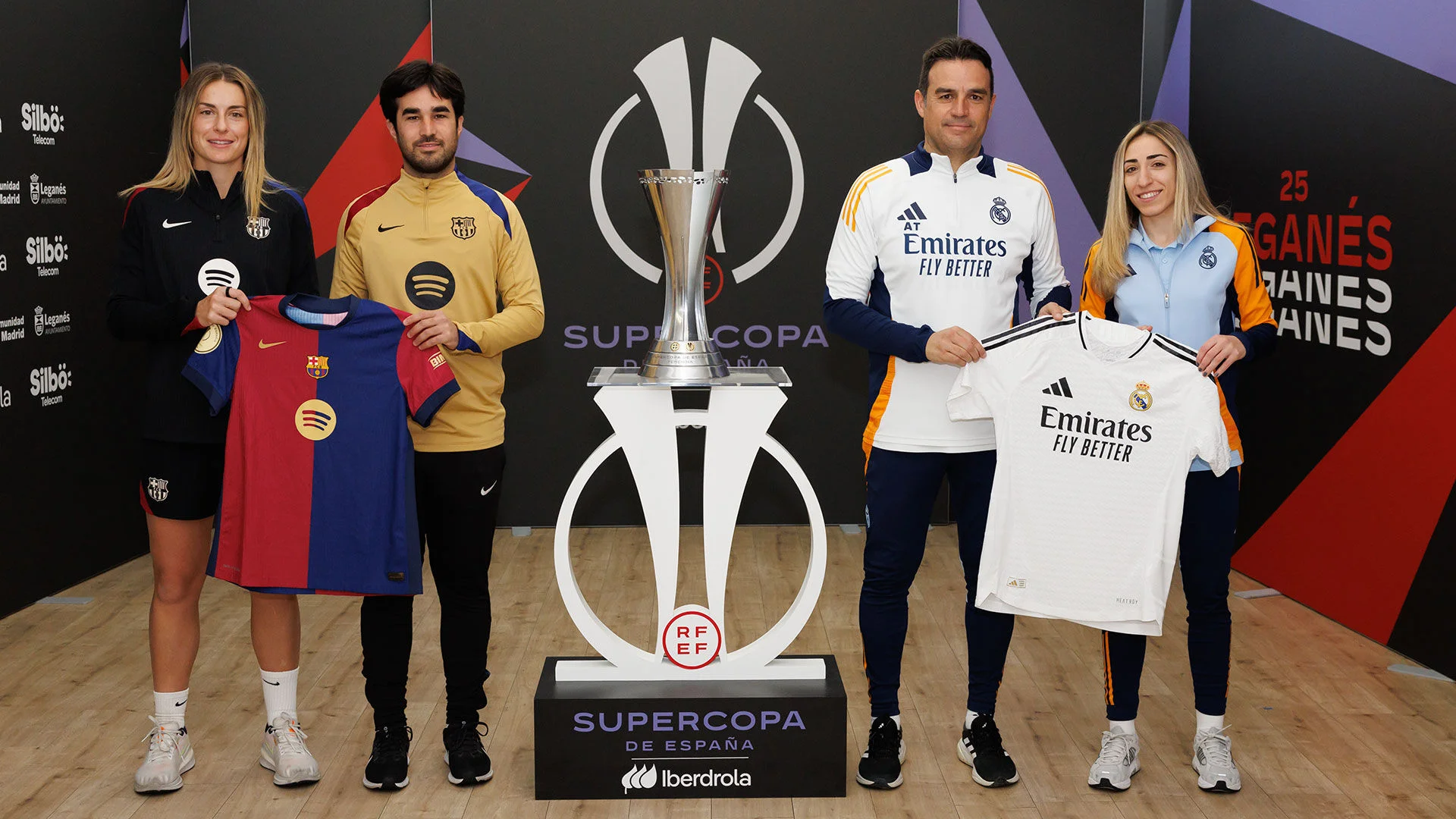 Los entrenadores y las capitanas posaron con la Supercopa de España