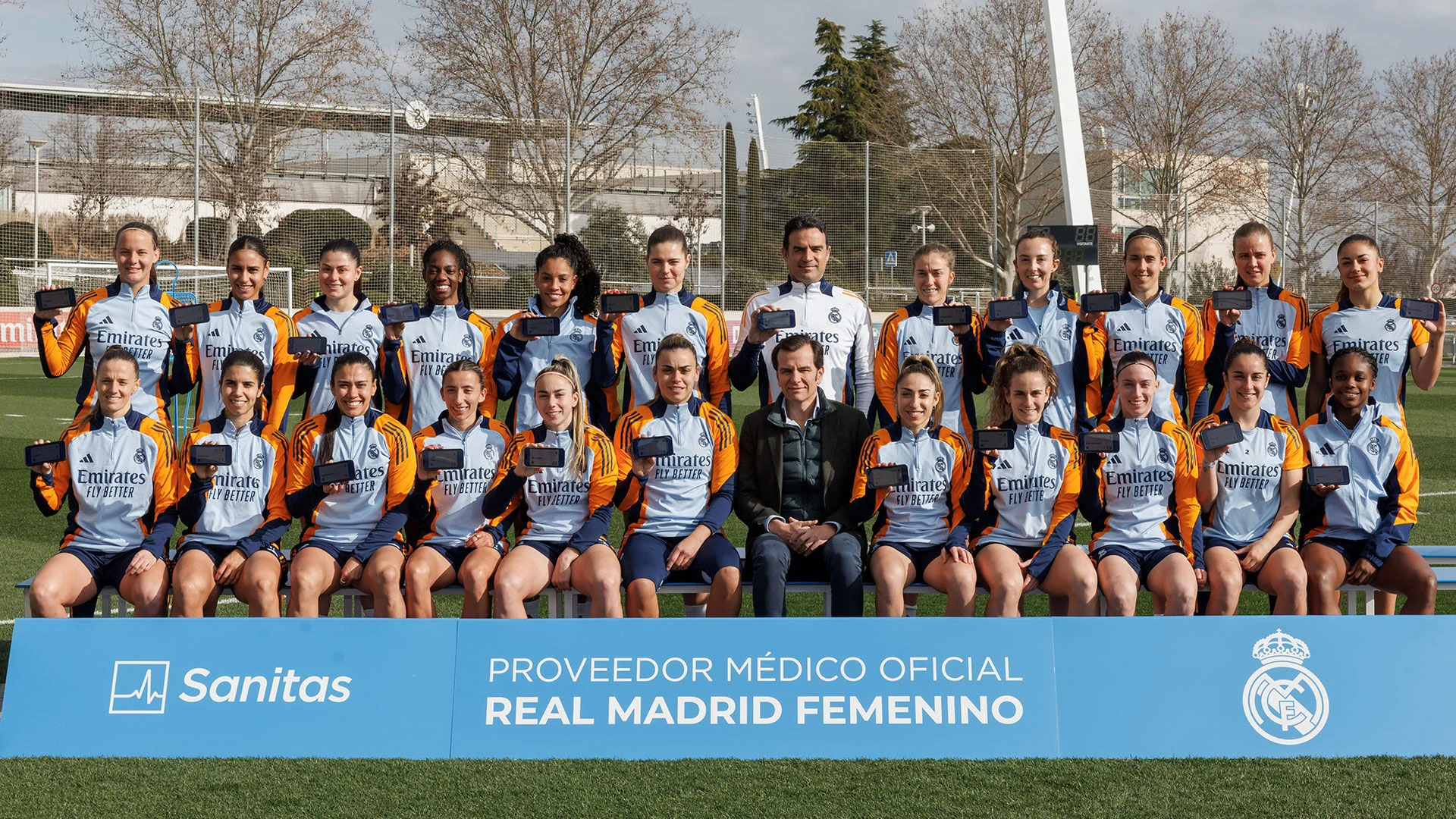 Real Madrid female players receive Sanitas digital cards