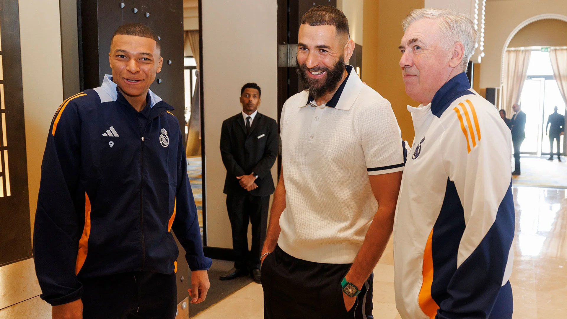 Benzema visitó al equipo en el hotel