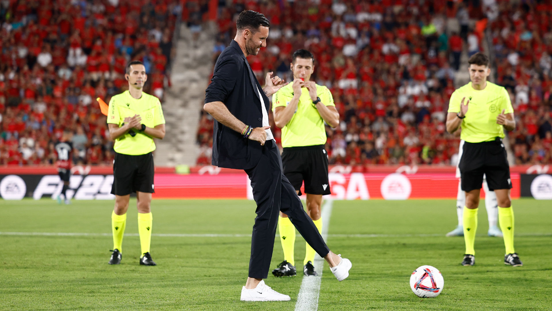 Rudy Fernández took the kick-off in the Mallorca-Real Madrid match