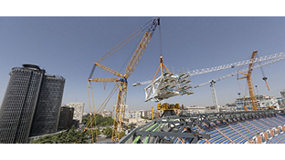 So laufen die Bauarbeiten am Santiago Bernabéu Stadion: die Anhebung der Voussoirs des neuen Daches