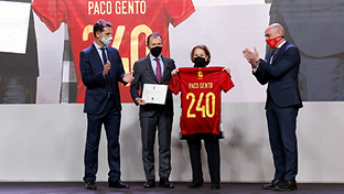 Hommage an Gento, Pachín, Casado, Benito und Ico Aguilar vom Spanischen Verband der internationalen Fußballspieler