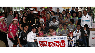 The Los Angeles madridistas supporters club collected toys for the neediest children