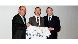 Florentino Pérez heads a meeting of supporters clubs in Japan