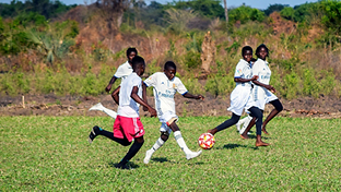 Las escuelas de la Fundación en Mozambique celebran un campeonato sociodeportivo de fútbol